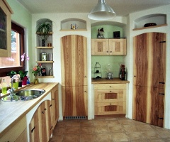 Massivholzk�che mit t�uschend echter Natursteinnachbildung